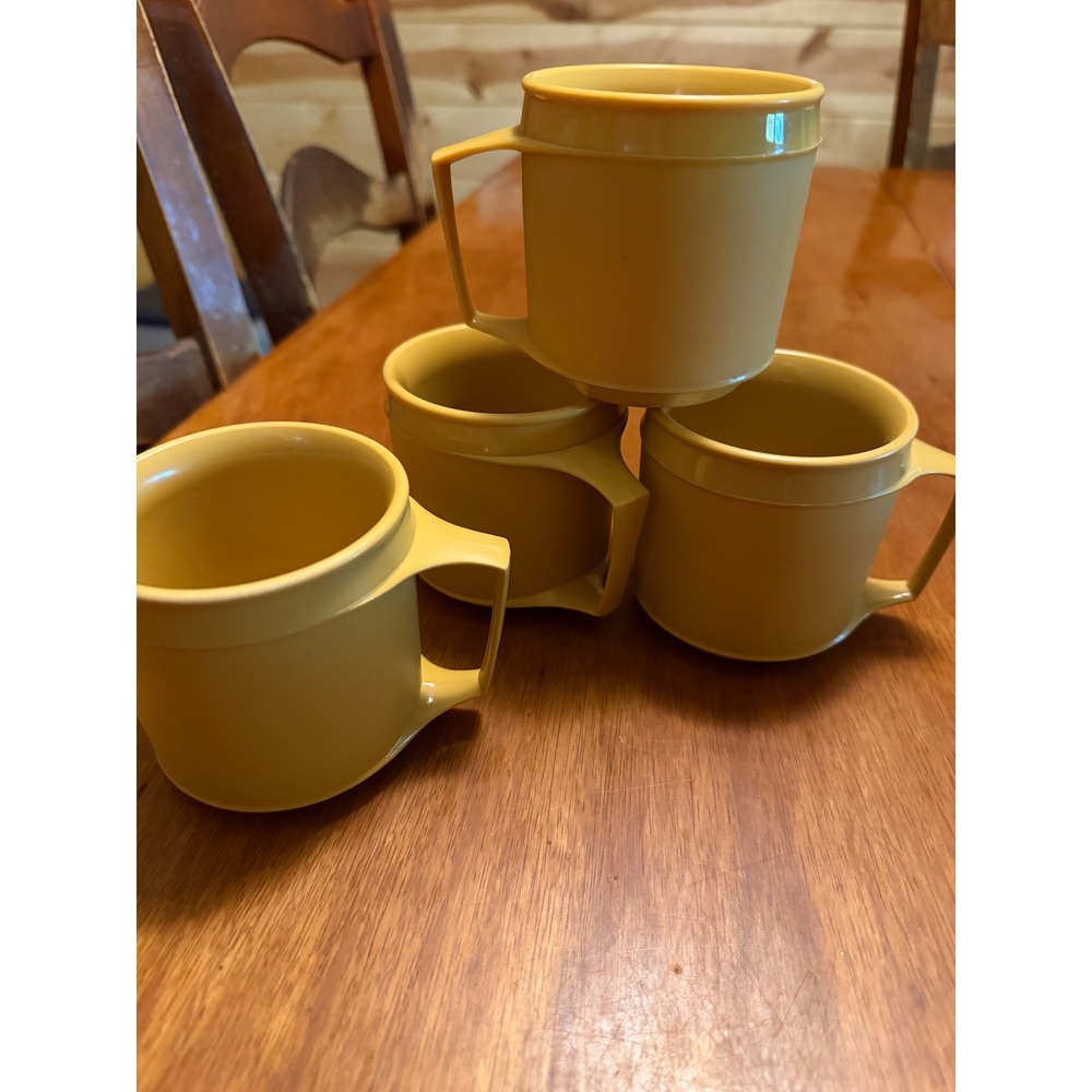 Vintage Aladdin Insulated Plastic Mugs Set of 4 Harvest Gold Yellow Made in USA